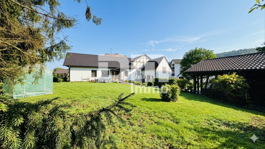Altengerechtes Wohnen mit Charme: Großzügiger Bungalow auf großem Grundstück + Nebengebäude - Gartenbereich vor dem Bungalow / Carport
